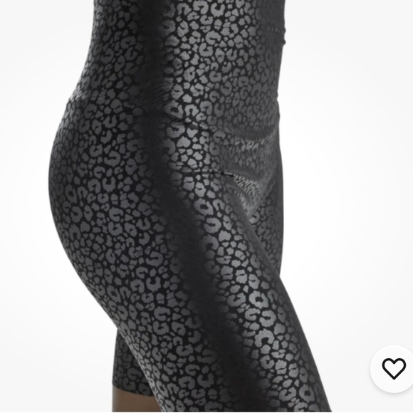 HUE Ladies Sleek Effects High Rise Biker Shorts, Black Leopard Embossed XL NEW - Picture 3 of 11